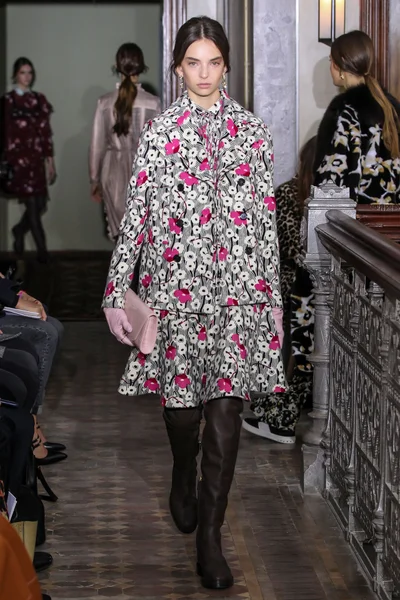 Look 16